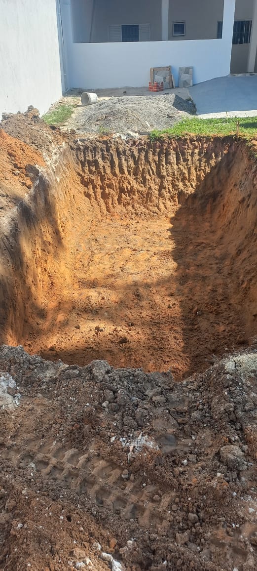 Terreno escavado para receber uma piscina