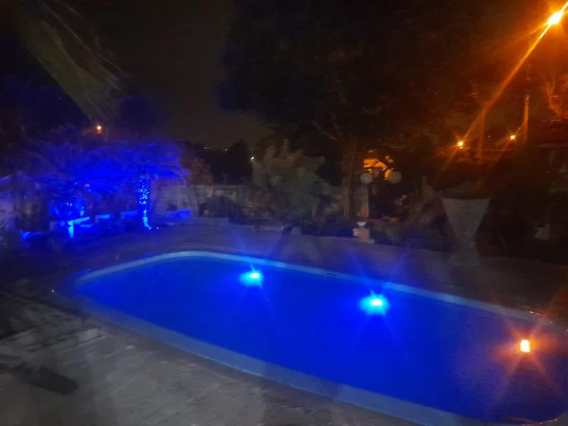 Piscina iluminada à noite