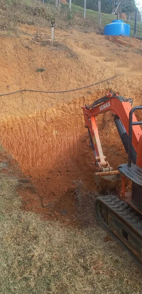 Máquina iniciando a escavação do espaço para uma piscina